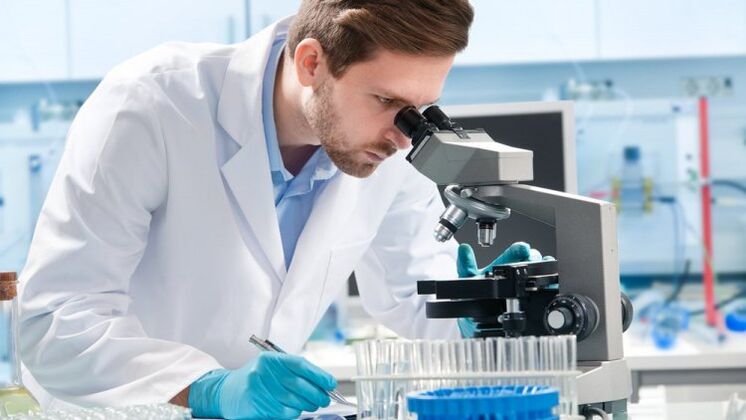 Diagnose menschlicher Parasiten unter dem Mikroskop